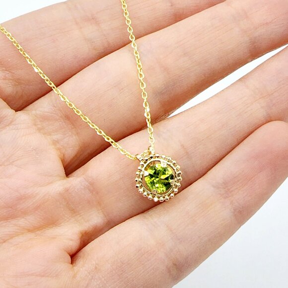 10K Yellow Gold Genuine Peridot 6x6mm (0.75ct) Pendant - Picture 3 of 7